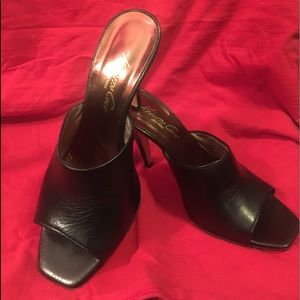 Kenneth Cole Italian leather open toe mules.